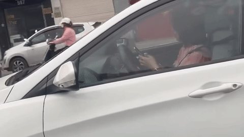 Lái ô tô vẫn dùng hai tay bấm điện thoại, nữ tài xế bị ghi hình gửi CSGT xử phạt