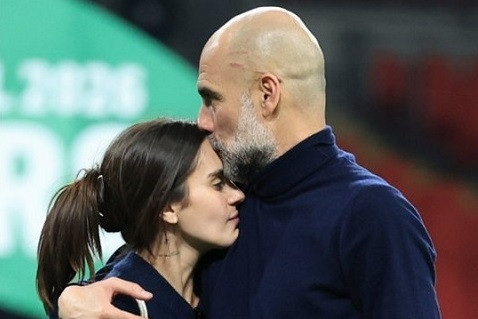 Pep Guardiola ăn mừng cảm xúc bên con gái và dàn sao Man City