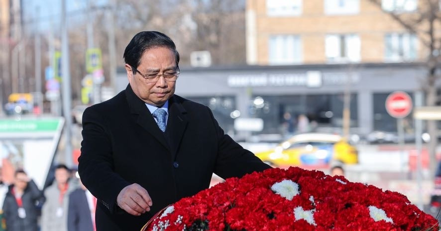 Thủ tướng dâng hoa tại Tượng đài Chủ tịch Hồ Chí Minh ở Moscow