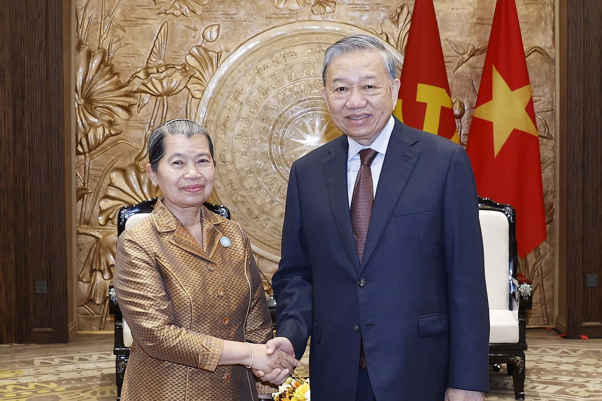 Tổng Bí thư: Việt Nam luôn dành ưu tiên cao cho quan hệ với Campuchia