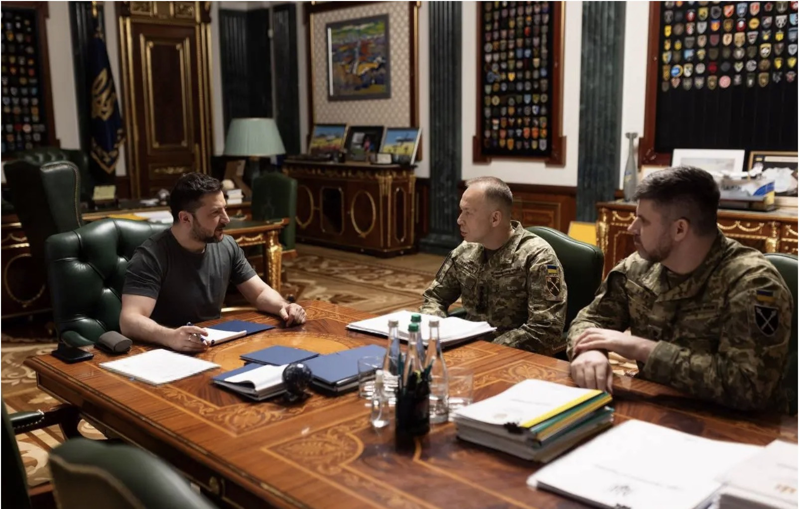 Tổng thống Ukraine và các quan chức quân sự họp bàn. Ảnh: Kyiv Independent