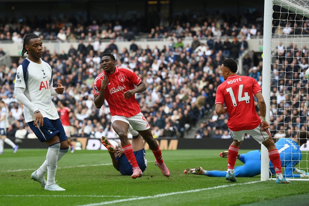 Tottenham thảm bại, đối diện nguy cơ xuống hạng