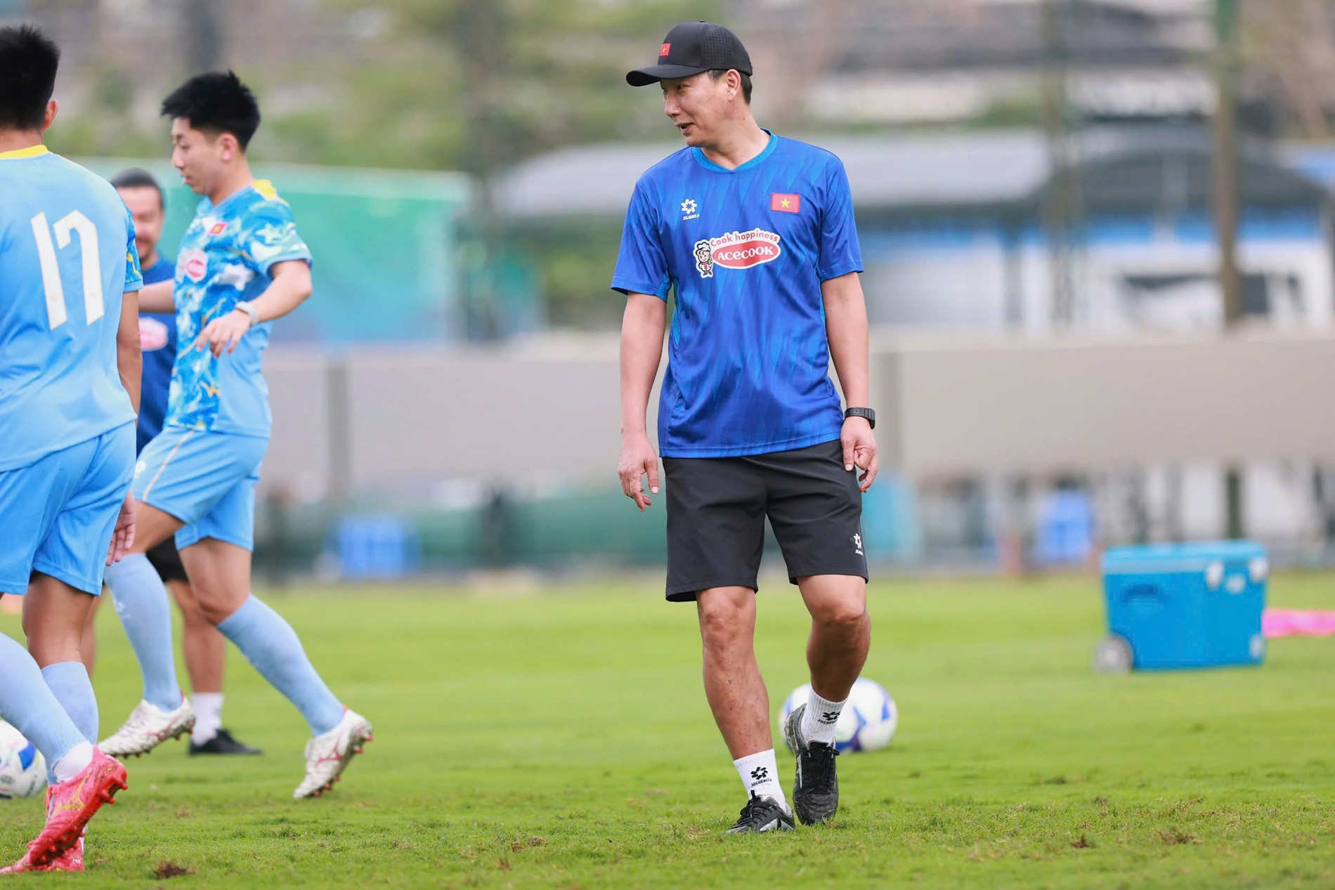 HLV Kim Sang Sik bị cầu thủ 'hành' ở tuyển Việt Nam tuyen viet nam 1.jpg
