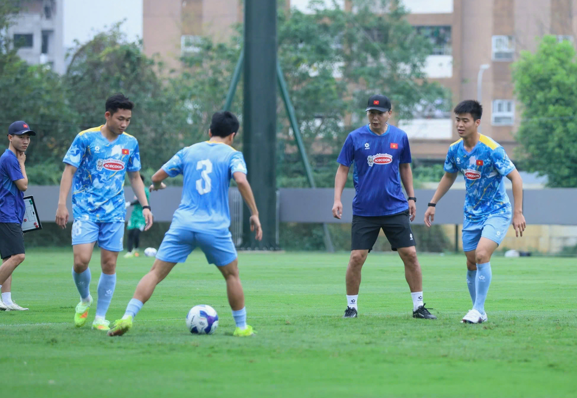 HLV Kim Sang Sik bị cầu thủ 'hành' ở tuyển Việt Nam tuyen viet nam 2.jpg