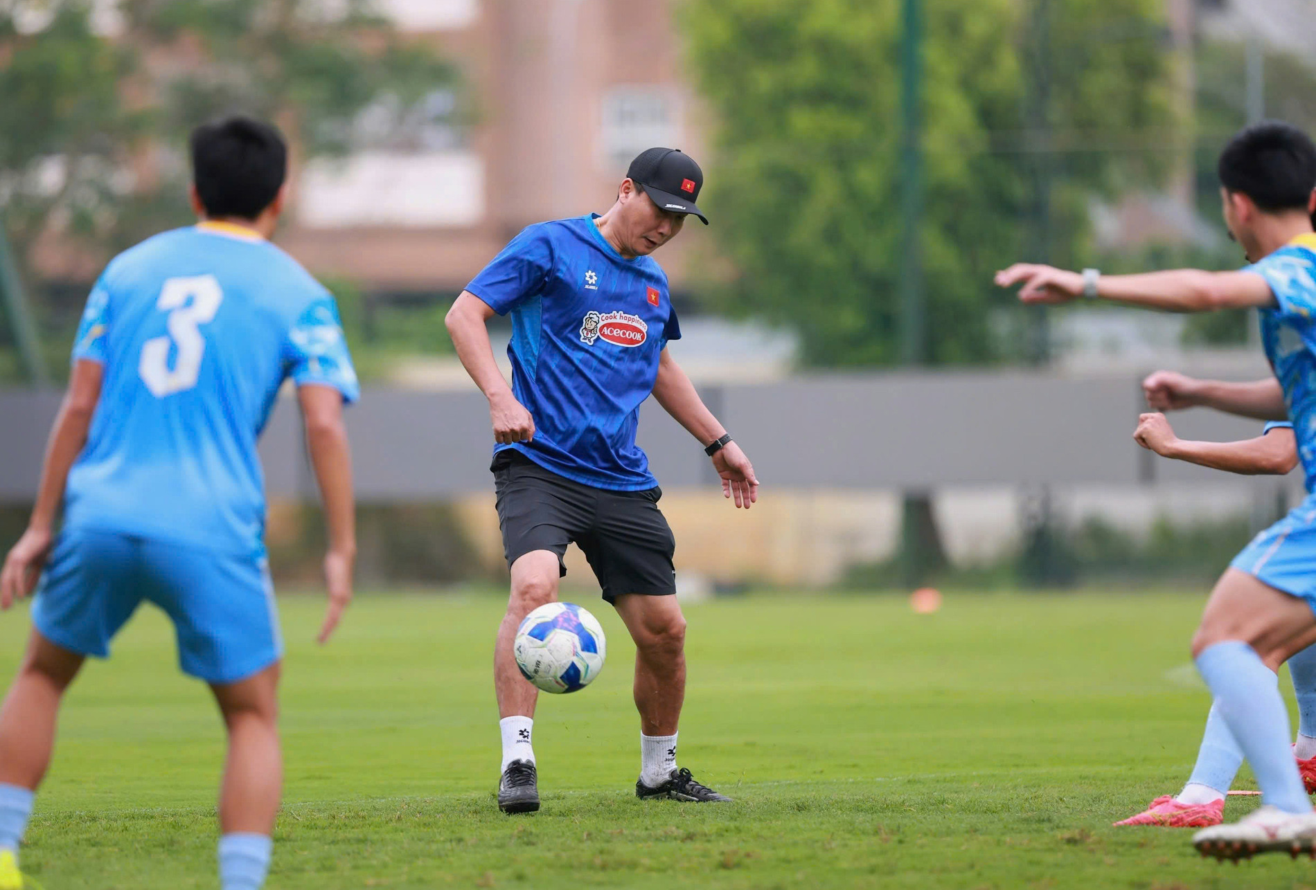 HLV Kim Sang Sik bị cầu thủ 'hành' ở tuyển Việt Nam tuyen viet nam 3.jpg