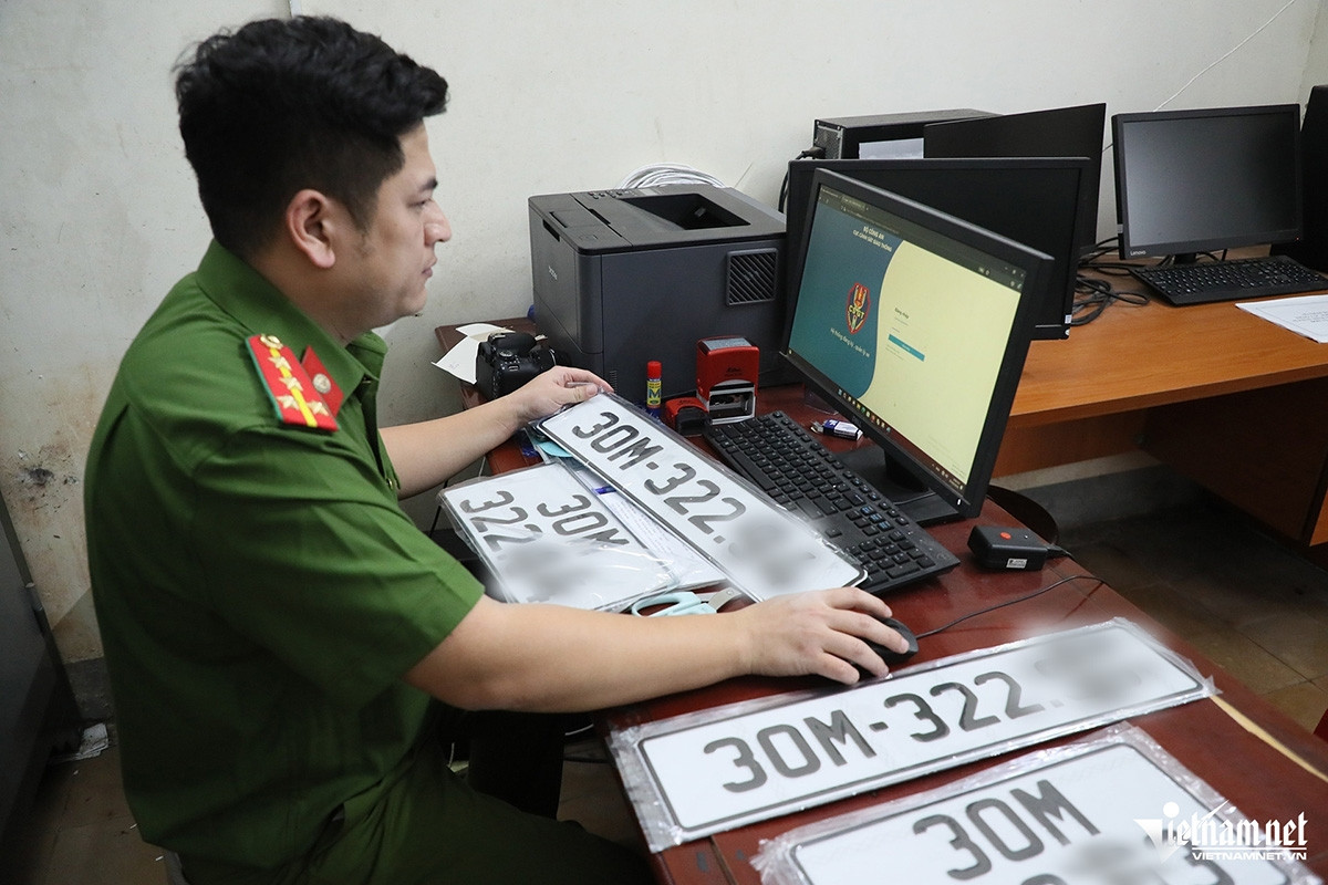 Xe ô tô có được phép lắp 2 biển số dài không?