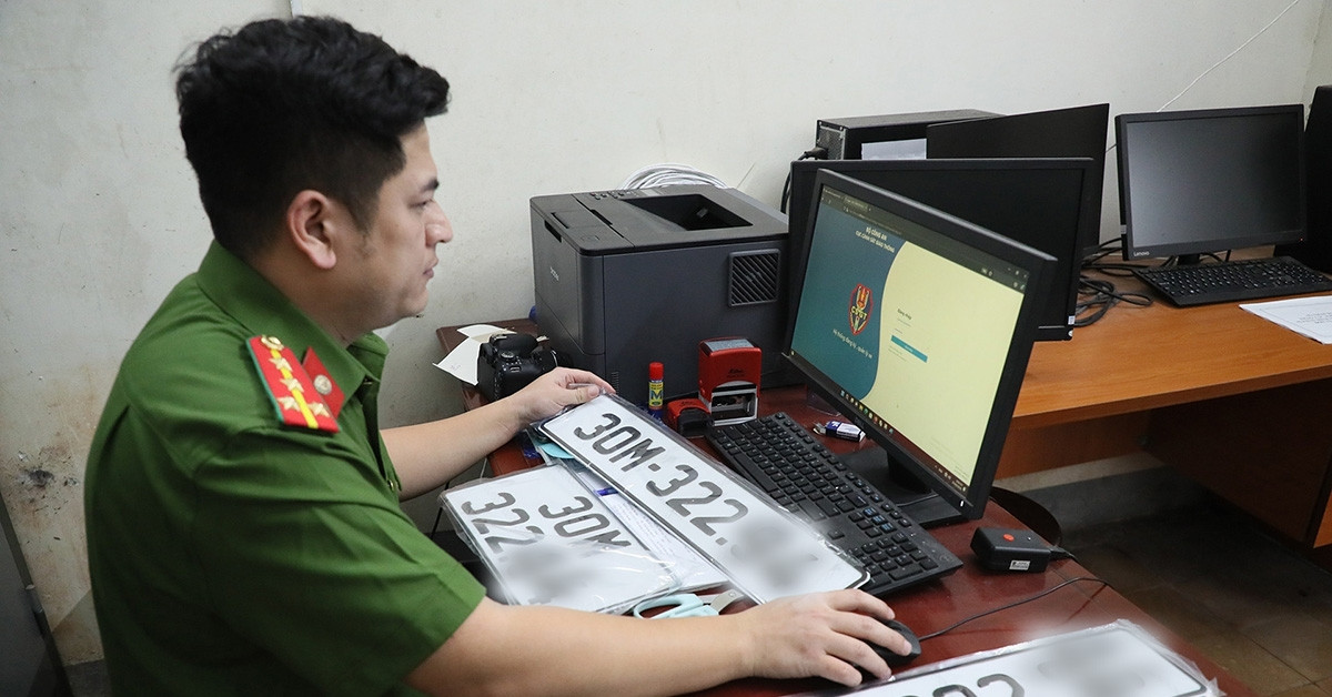 Xe ô tô có được phép lắp 2 biển số dài không?