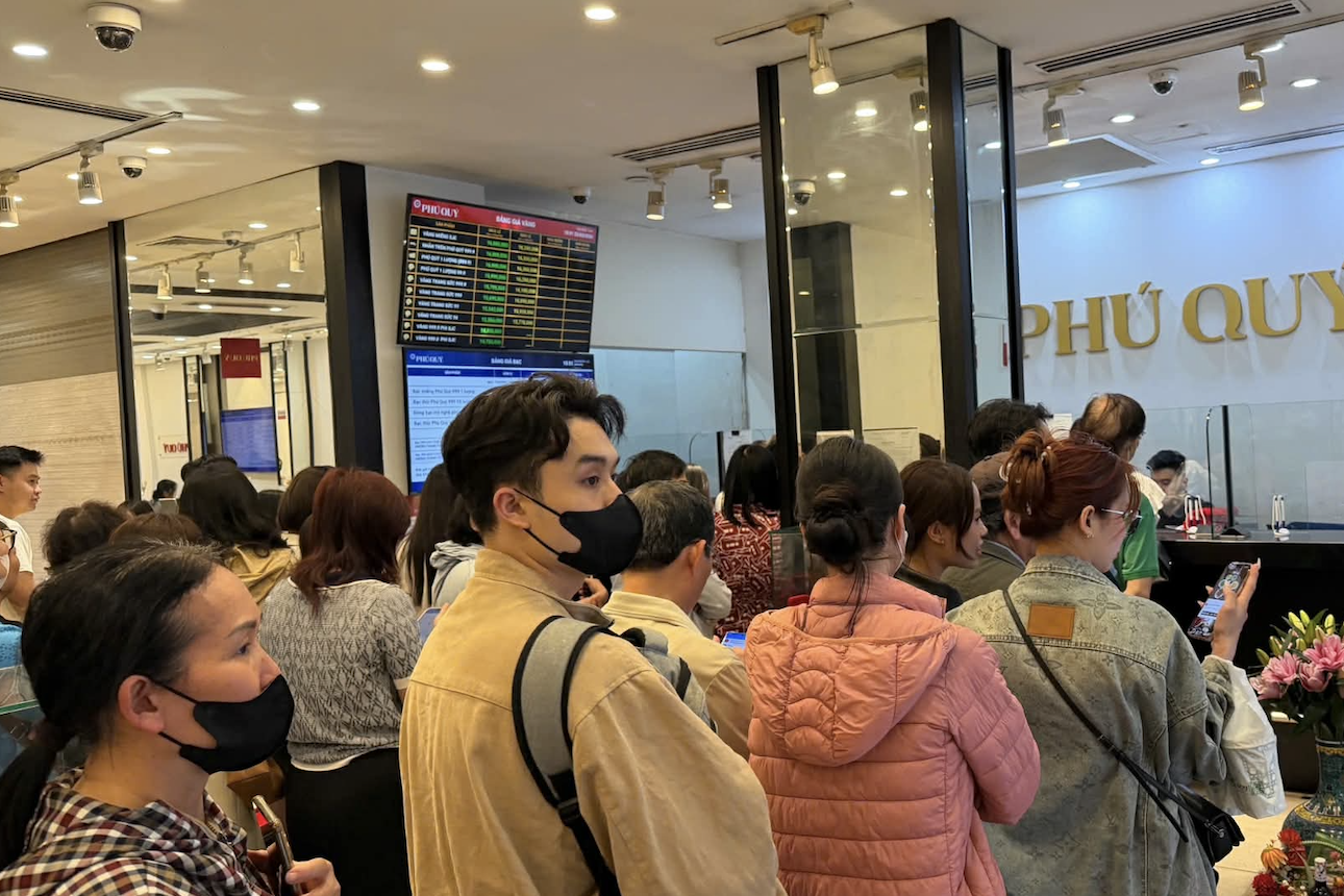  Xếp hàng mua vàng bạc vì 'sợ bỏ lỡ', người mua gặp cảnh tréo ngoe 