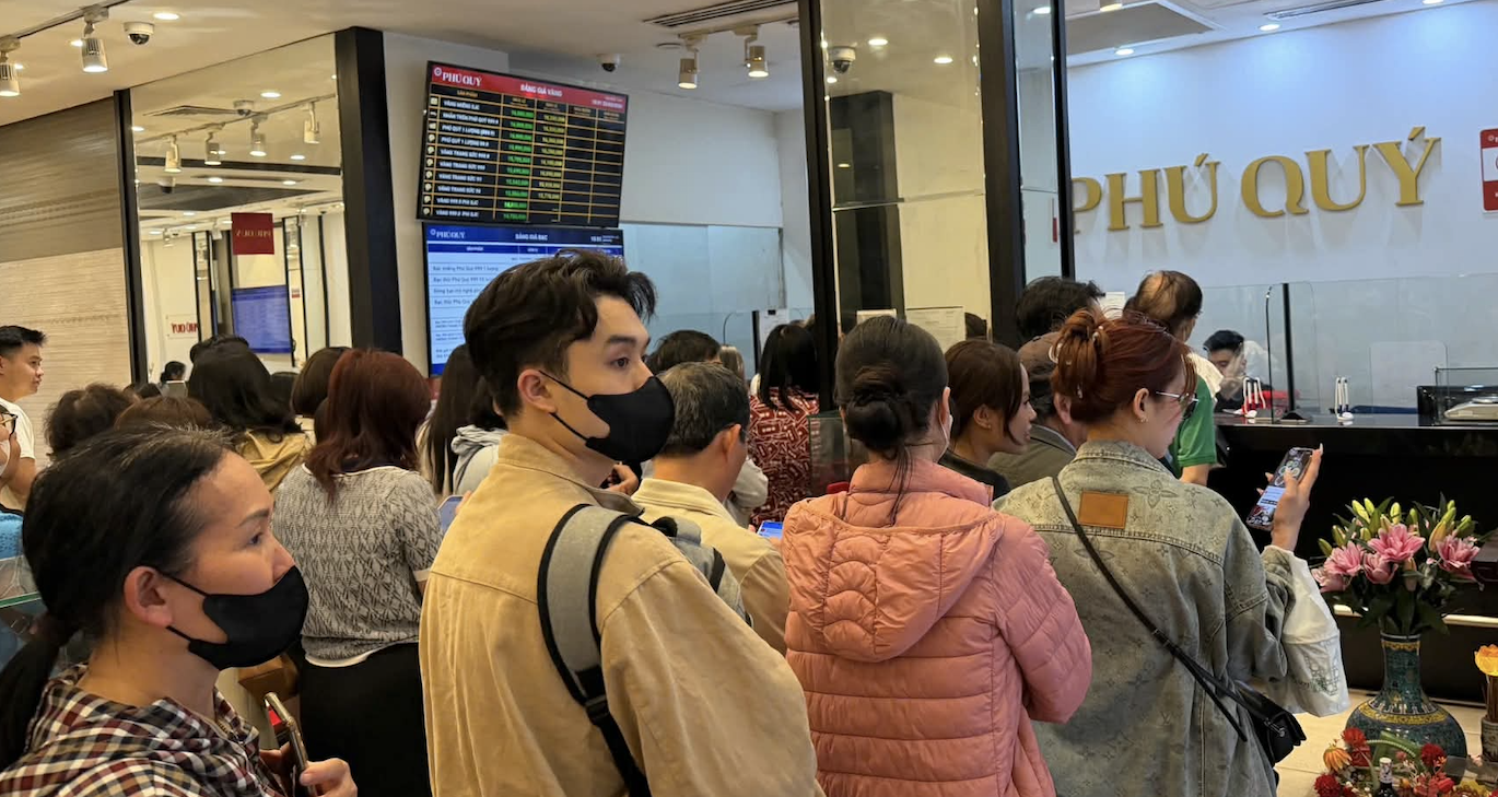 Xếp hàng mua vàng bạc vì "sợ bỏ lỡ", người mua gặp cảnh tréo ngoe