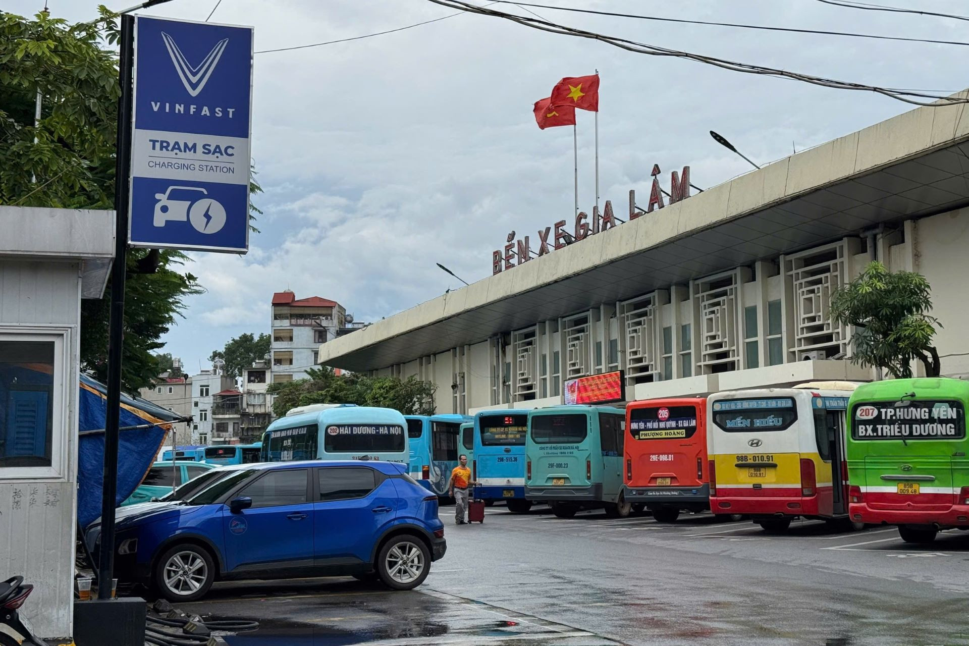 Hệ thống trạm sạc tại bến xe Gia Lâm: Giải pháp tiện lợi cho tài xế xe điện