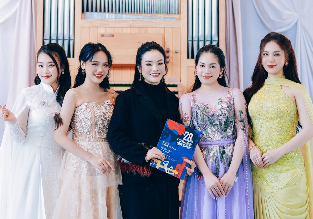 batch_Tân Nhàn bên các học trò khoa Thanh Nhạc xuất sắc giành giải thưởng.jpg