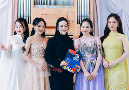 batch_Tân Nhàn bên các học trò khoa Thanh Nhạc xuất sắc giành giải thưởng.jpg