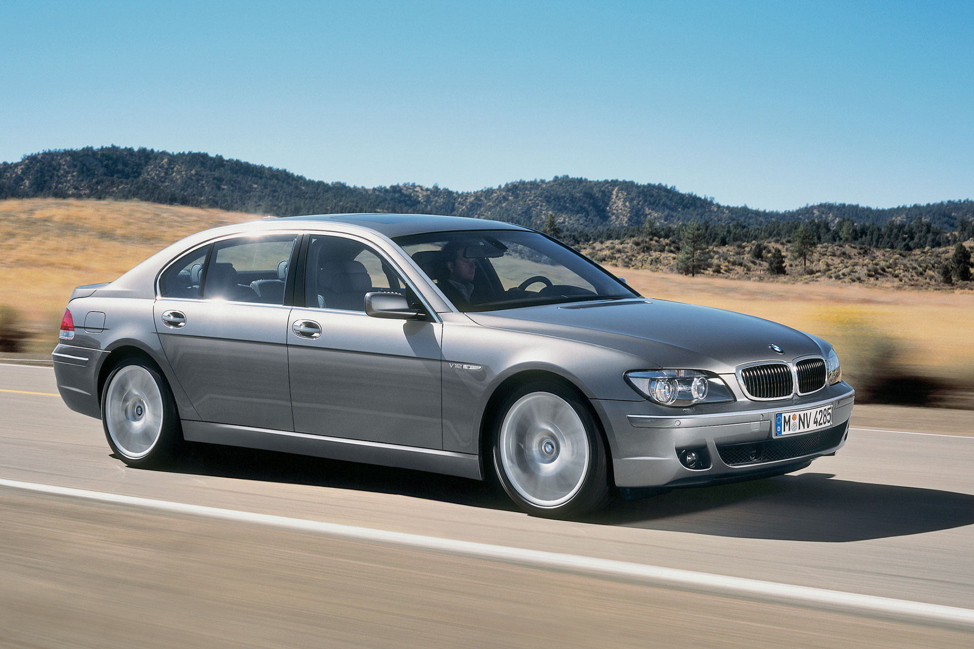 BMW 7 Series E65 2002 Photo 16.jpg