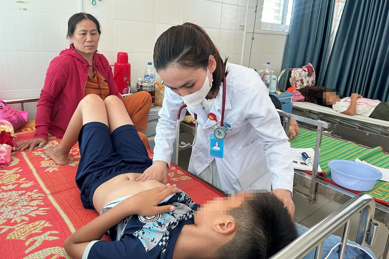 Bộ Y tế vào cuộc vụ 19 người nhập viện sau ăn bánh mỳ ở Quảng Ngãi