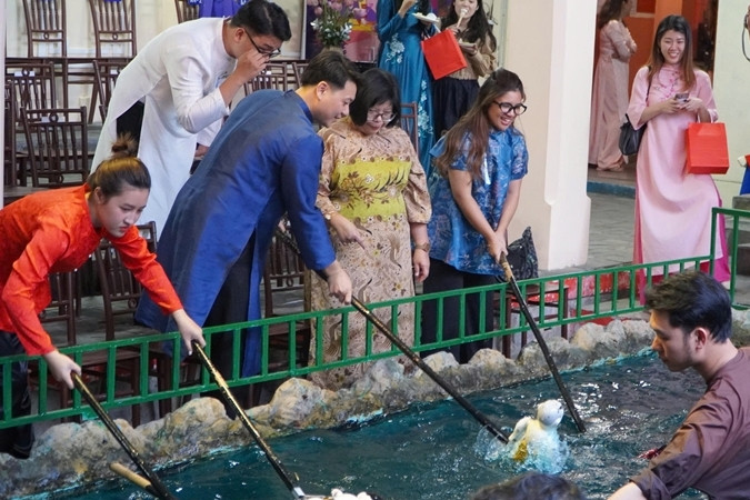 Các nhà ngoại giao quốc tế hào hứng học điều khiển rối nước