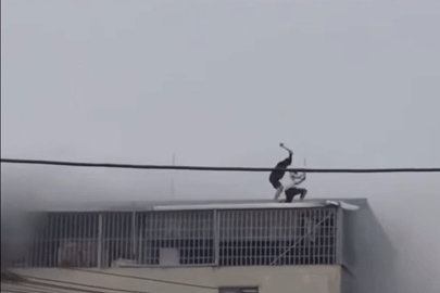 Cháy dữ dội nhà 7 tầng ở Hà Nội, hai người đàn ông đục mái tôn giải cứu nạn nhân