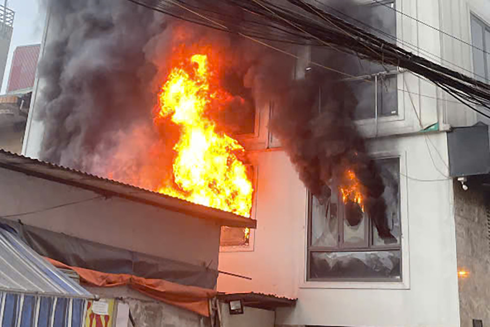 Cháy dữ dội nhà 7 tầng ở Hà Nội, hai người đàn ông đục mái tôn giải cứu nạn nhân