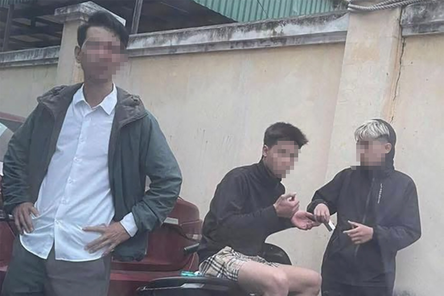 Công an thông tin vụ phụ huynh xô xát nam thanh niên gần trường học