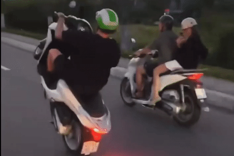 Công an xác minh clip người đàn ông nước ngoài 'bốc đầu' xe máy trên đường
