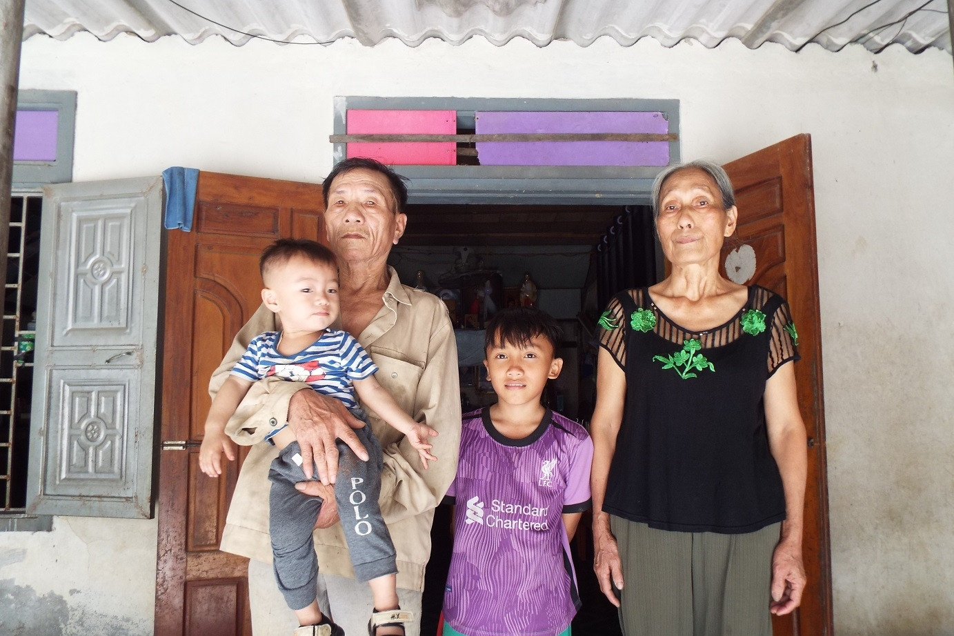 Cụ ông 70 tuổi gồng mình nuôi vợ bệnh tật, chăm 3 cháu nhỏ bơ vơ