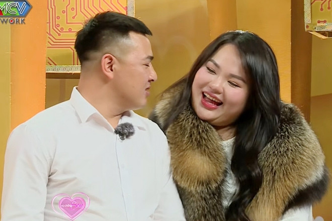 Cưới mẹ đơn thân, chú rể bị người lạ ném mắm tôm ngay trên sân khấu