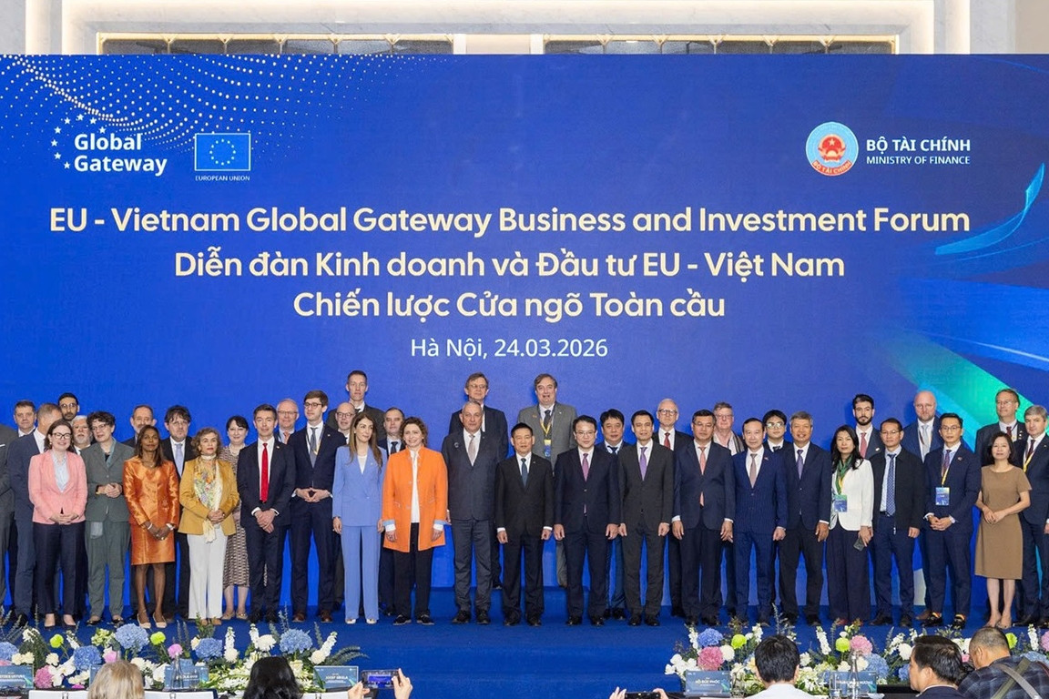 EU đầu tư hơn nửa tỷ euro vào năng lượng sạch, giao thông bền vững ở Việt Nam