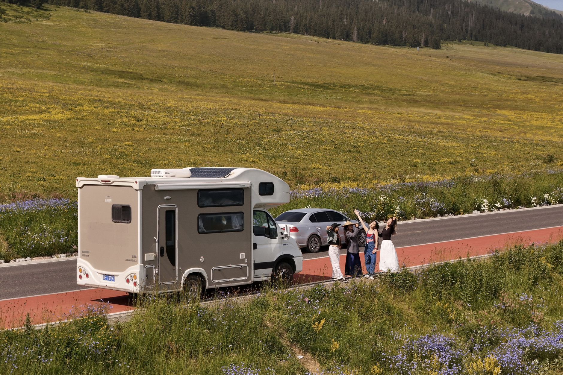 Khách Việt chi 70 triệu thuê 'nhà di động', du lịch Trung Quốc suốt 1 tháng