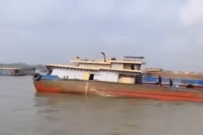 Khoảnh khắc tàu chở hàng ở Phú Thọ lật úp khiến 2 người chết và mất tích