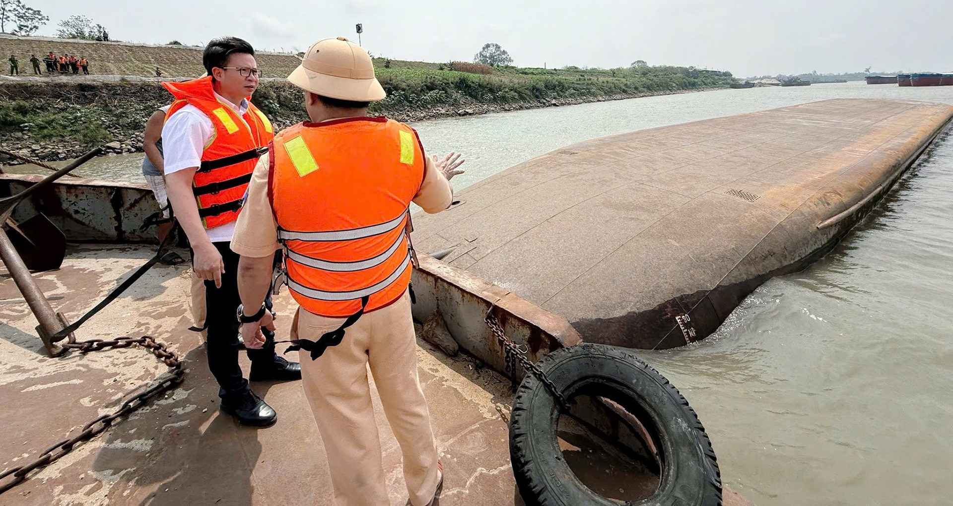 Khoảnh khắc tàu chở hàng ở Phú Thọ lật úp khiến 2 người chết và mất tích