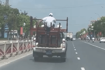 Lý do tài xế ô tô bán tải biển xanh chở người trên thùng xe để giữ bàn, ghế