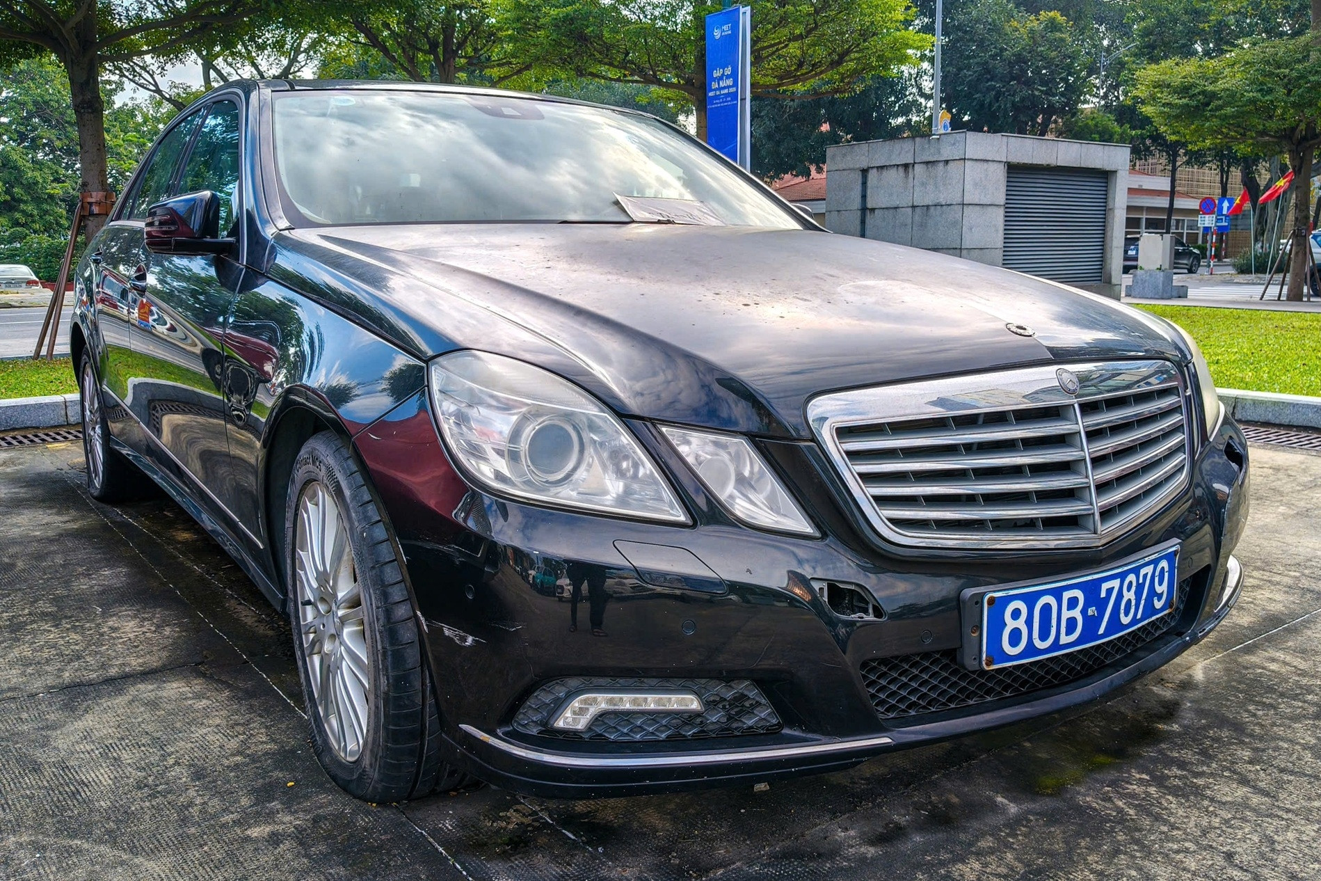 Mercedes-Benz E 300 giảm mức 282 triệu đồng, đấu giá suốt 4 năm vẫn ế