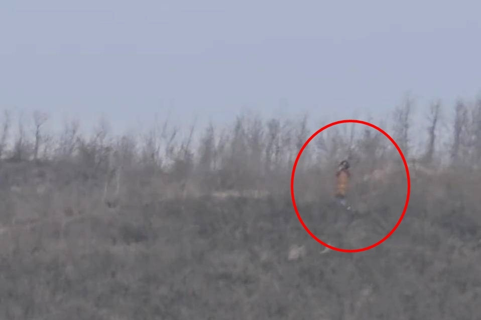 Ngồi trong máy bay, cô gái lặng người thấy mẹ đứng trên núi tiễn mình