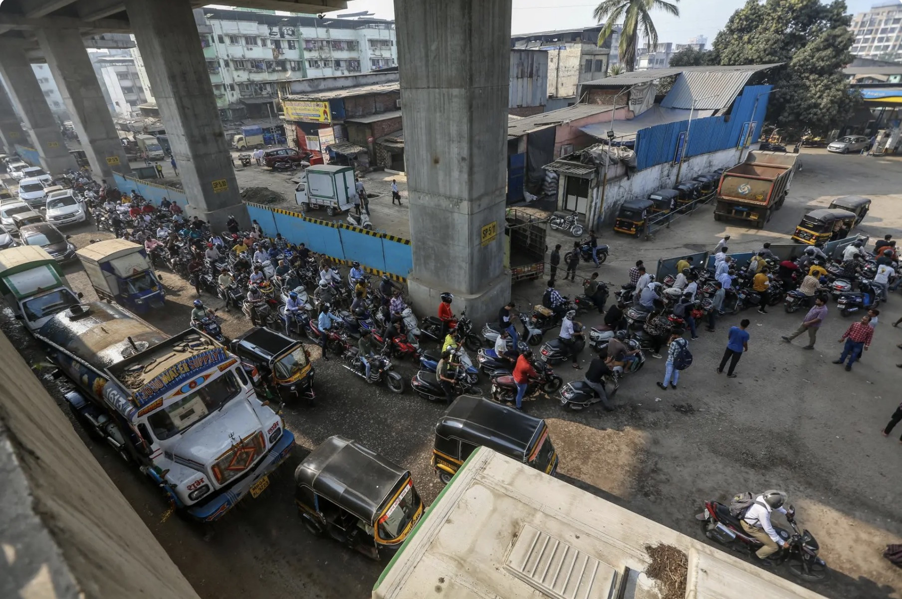 Người Ấn Độ xếp hàng mua xăng. Ảnh: EPA