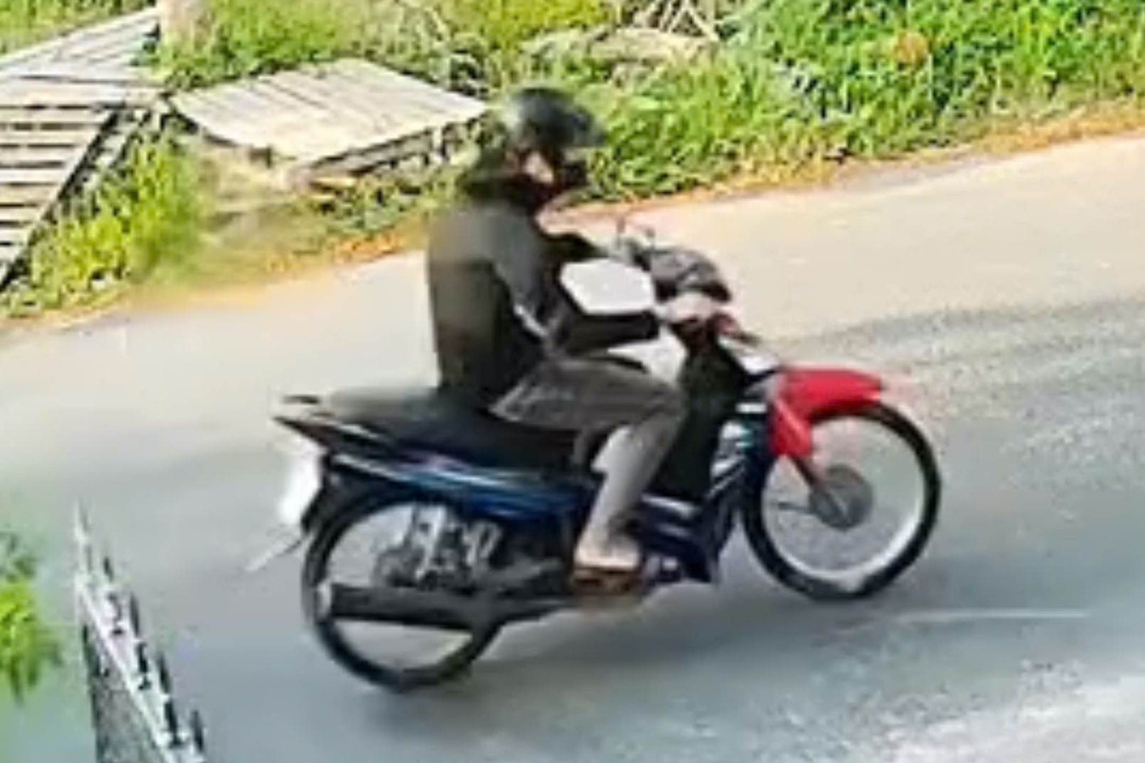 Người phụ nữ tử vong khi cùng chồng truy đuổi kẻ cướp giật dây chuyền