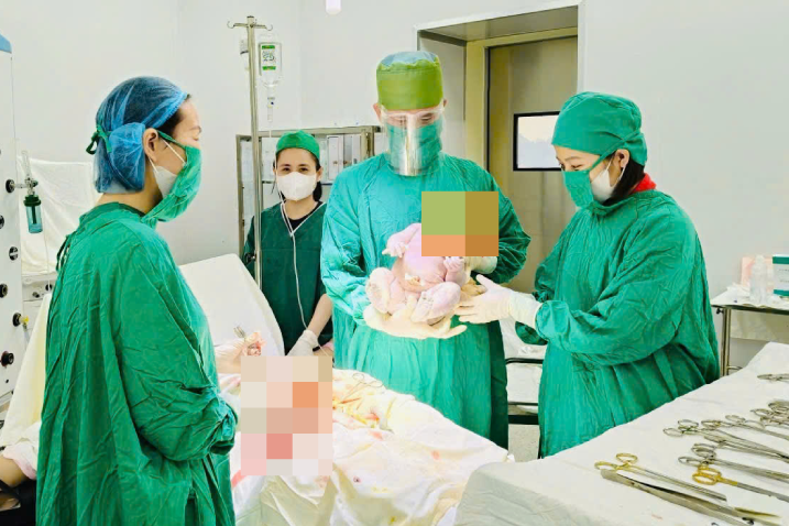 Phát hiện thai nhi 5,4kg, ê-kíp họp bàn mổ khẩn