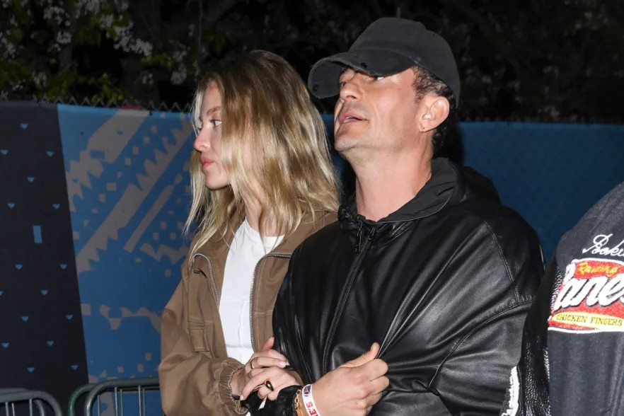 Tài tử Orlando Bloom hẹn hò bạn gái kém 21 tuổi