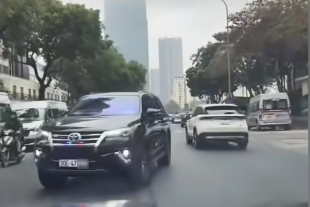 Tài xế ô tô tự lắp đèn ưu tiên rồi chạy trên phố Hà Nội