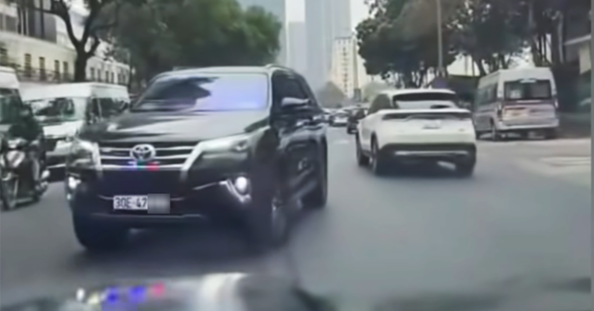 Tài xế ô tô tự lắp đèn ưu tiên rồi chạy trên phố Hà Nội