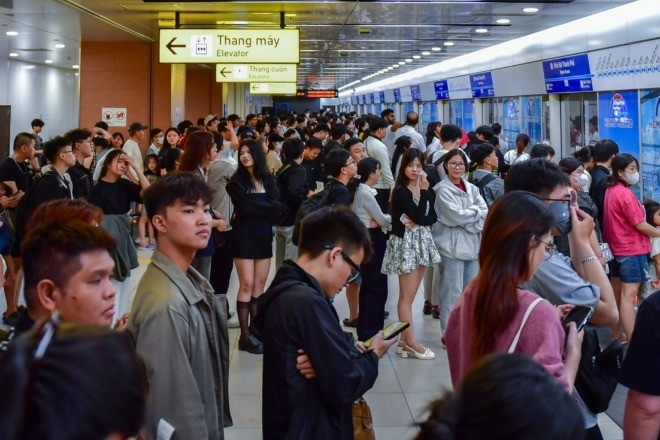 Xăng tăng giá, người dân TPHCM ưu tiên metro, xe buýt