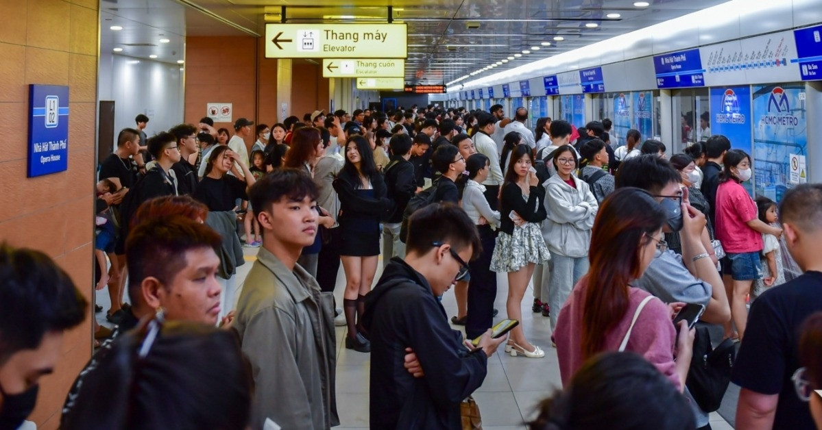 Xăng tăng giá, người dân TPHCM ưu tiên metro, xe buýt