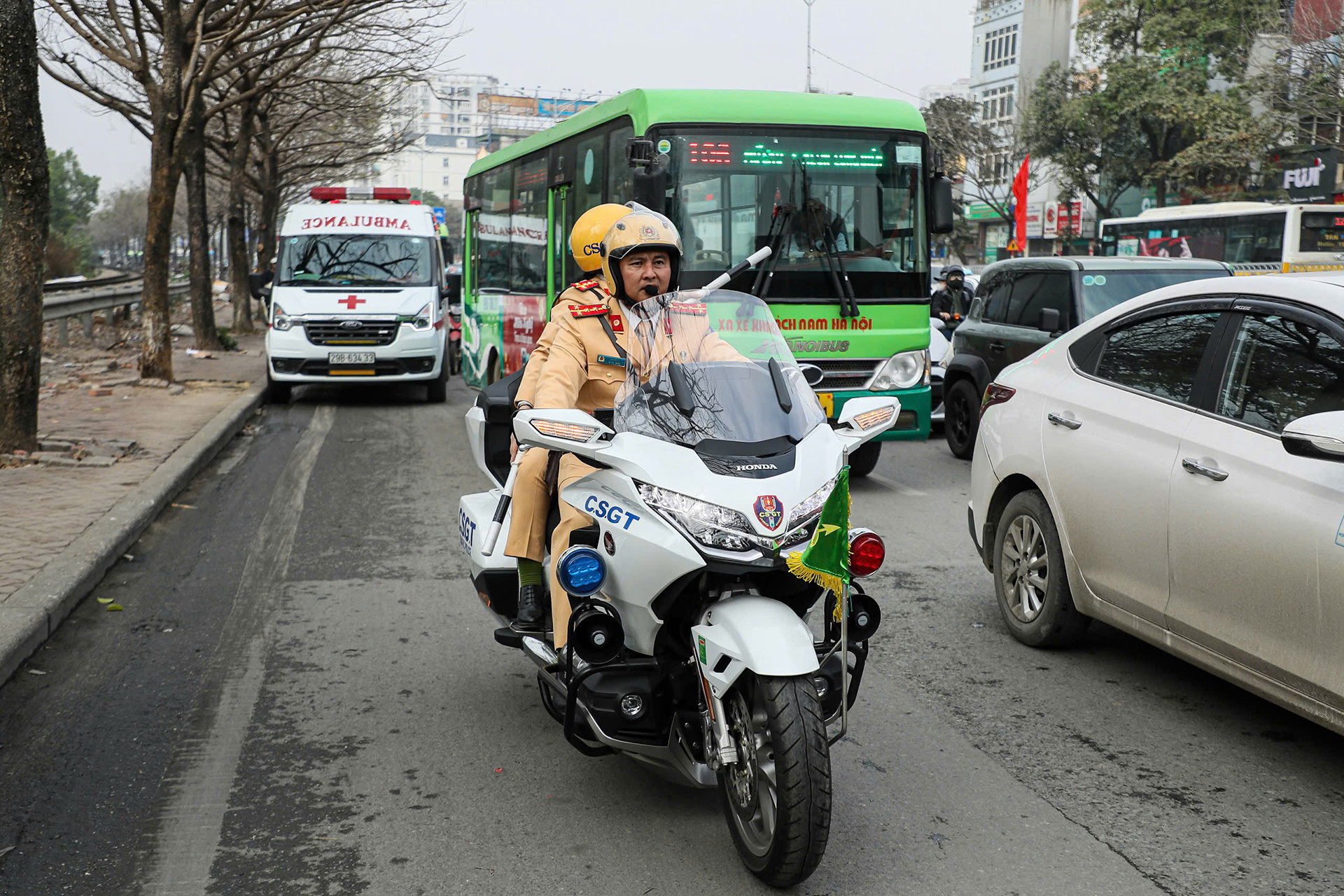 Gặp xe cứu thương phát tín hiệu, tài xế có phải giảm tốc, đi về bên phải đường?