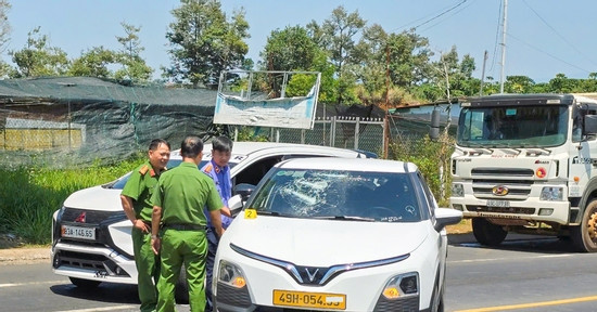 Bản tin chiều 25/3: Chống lại ô tô đuổi theo, đập phá taxi chở vợ