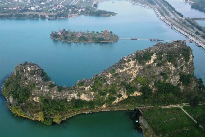 Ngọn núi hình cá voi nằm giữa hồ nước xanh như ngọc ở Ninh Bình hút du khách