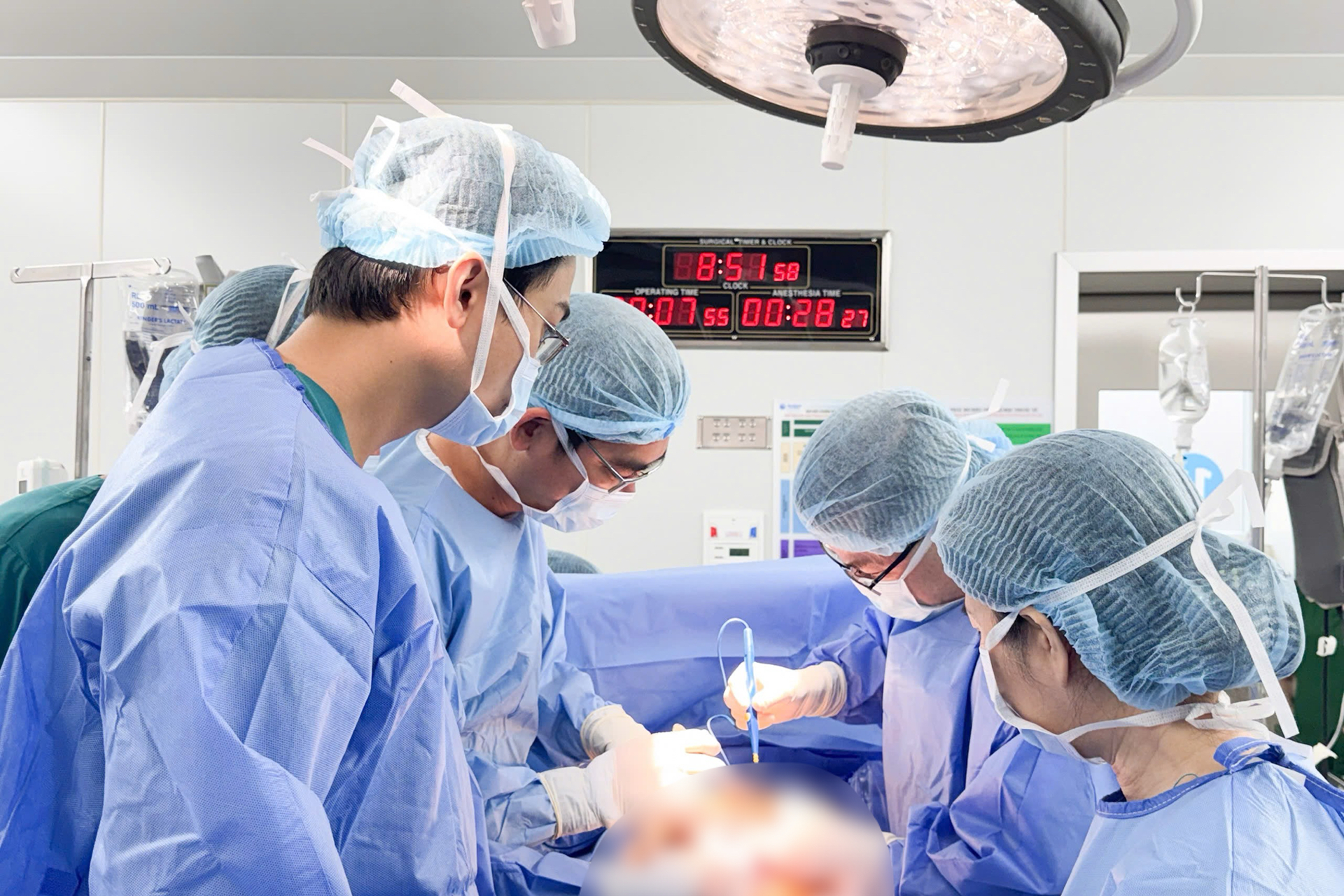 Bác sĩ 'bất ngờ' trước khối u xơ nặng kỷ lục của người phụ nữ 25 tuổi