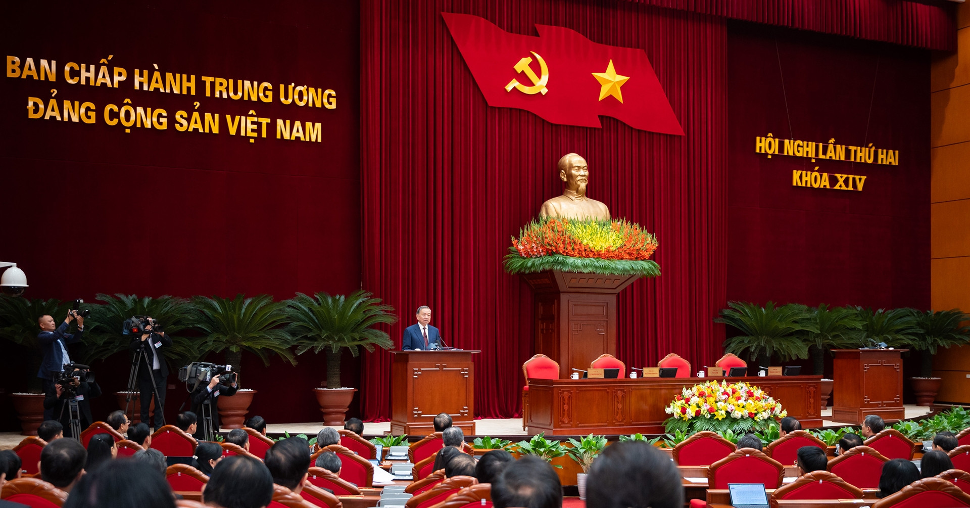 Trung ương Đảng thông qua loạt văn kiện quan trọng, đặt mục tiêu tăng trưởng hai con số