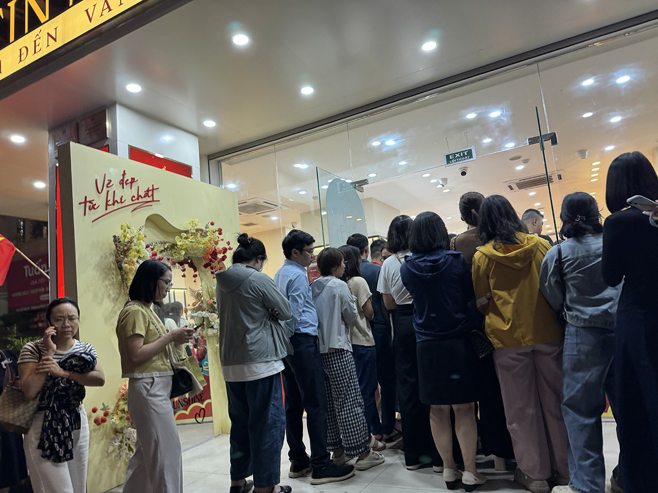 Khách hàng ùn ùn đến, xếp hàng dài chờ nhận vàng Bảo Tín Mạnh Hải dù tối muộn 8 bao tin manh hai ld.jpg