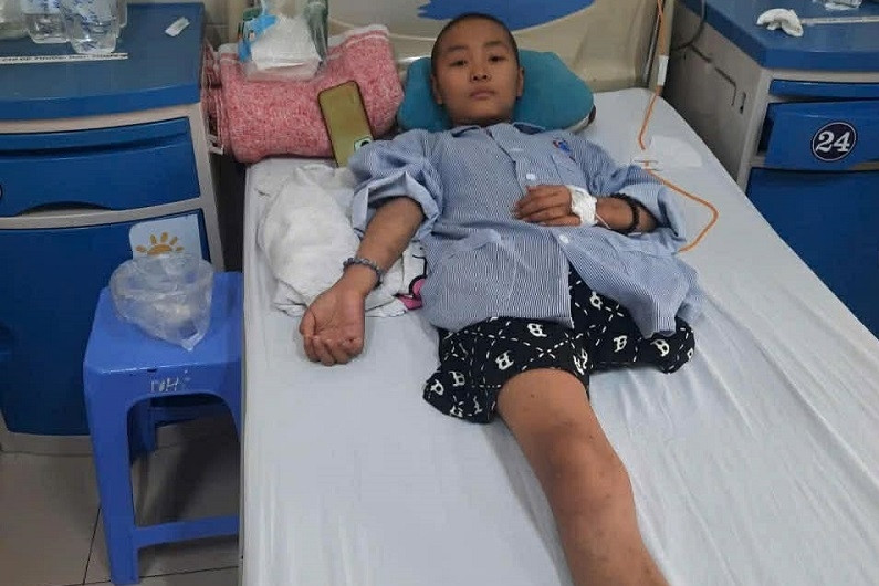 Bé gái 12 tuổi mất một chân vì ung thư, khát khao được đi học trở lại