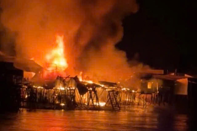 Biển lửa thiêu rụi dãy nhà gần chợ Vàm Đầm