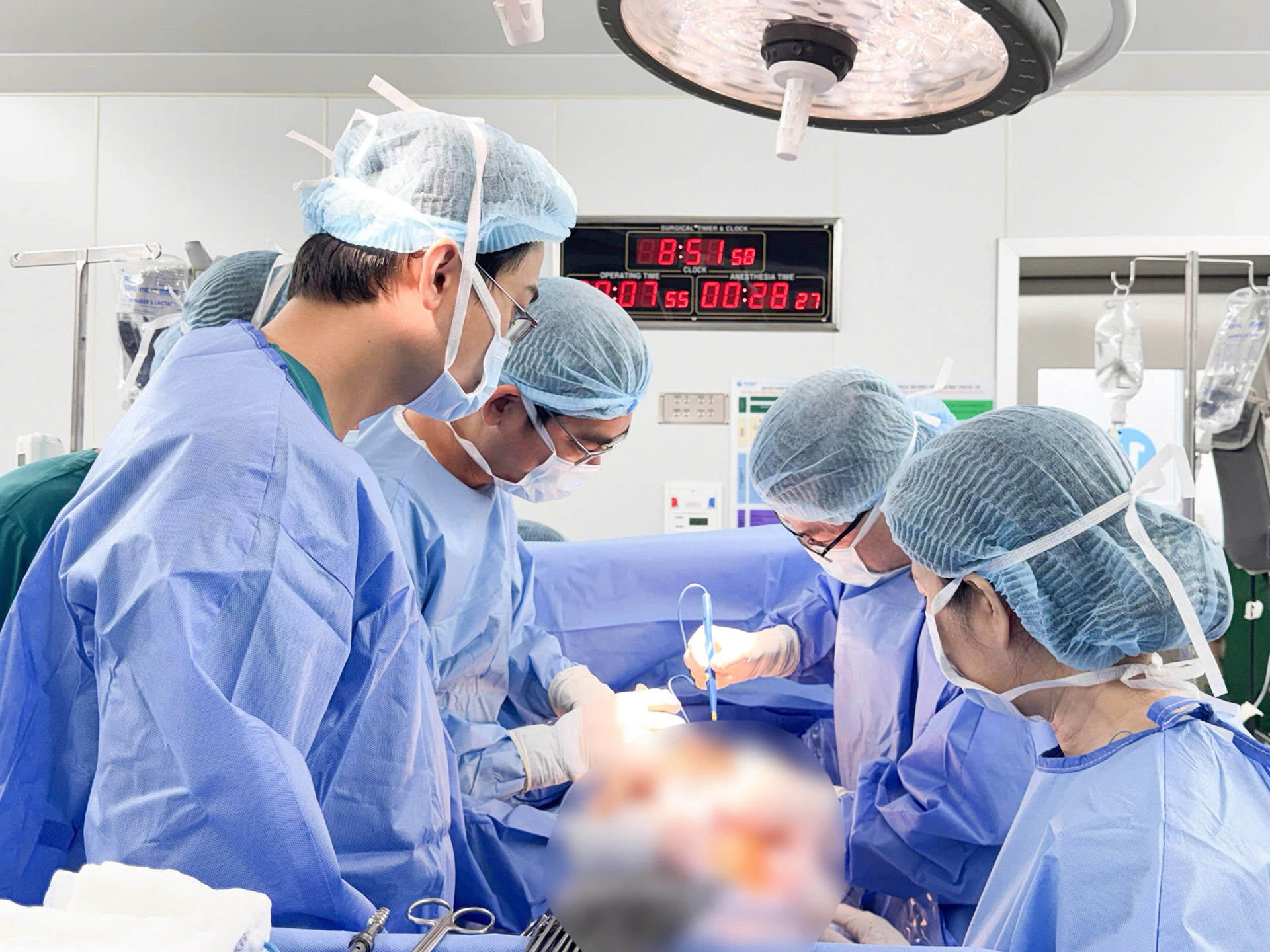 Bệnh viện Từ Dũ thành công phẫu thuật bóc tách khối u xơ tử cung "khổng lồ"