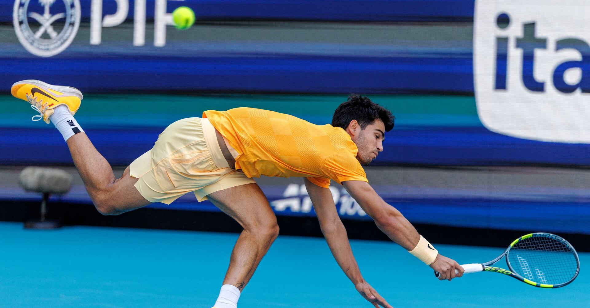 Carlos Alcaraz gần như kh&oacute;c: T&ocirc;i kh&ocirc;ng chịu nổi, chỉ muốn về nh&agrave;!